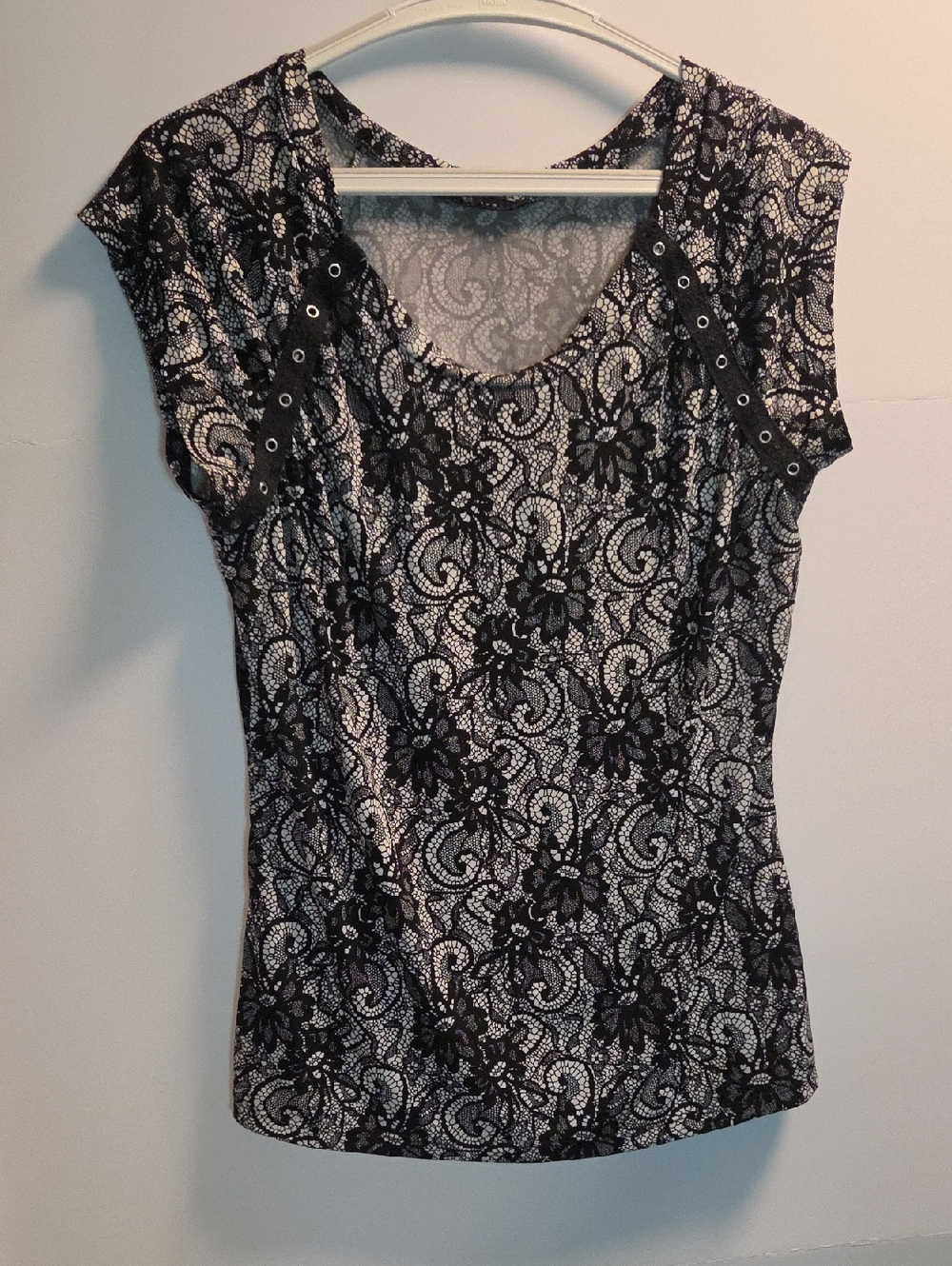Karel Black White Floral Print Tank Cap Sleeve Stretch Top M With Gromet Details
